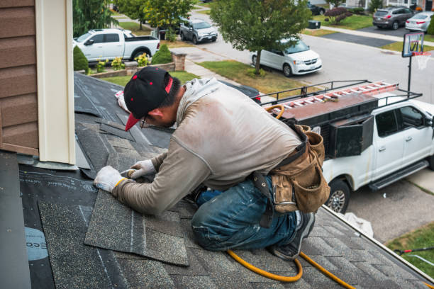 Professional Metal Roofing technician working in Damon, TX